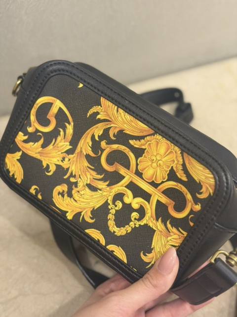 Versace Jeans Couture çiyin/çapraz çanta - Rəng: qara əsas üzərində — 50 ₼ · Баку · Çantalar, çamadanlar, cüzdanlar Versace Jeans Couture çiyin/çapraz çanta - Rəng: qara əsas üzərində — Баку