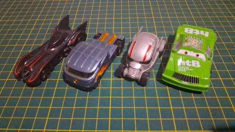 4 ədəd dəmir oyuncaq maşın. 2 ədədi Hot Wheelsdi, 2 ədədi deyil — Uşaqlar üçün hər şey
