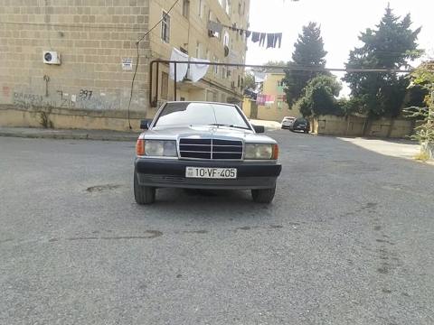 Mercedes-Benz 190E (W201) sedan təqdim olunur. Avtomobil klassik — Баку