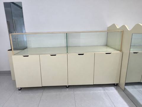 Şüşəli dolab vitrini, İşlənmiş, Ünvandan götürmə — 150 ₼ · Bakı · Vitrini Şüşəli dolab vitrini, İşlənmiş, Ünvandan götürmə — Bakı