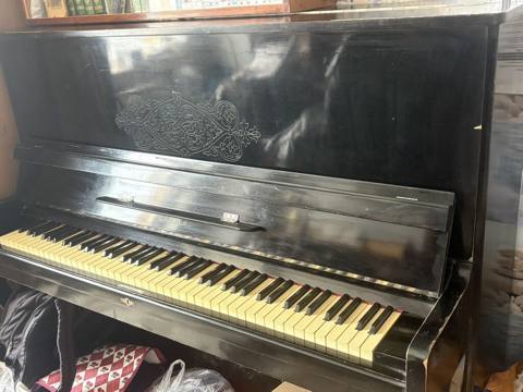 Qara rəngli, klassik korpuslu “Zarya” markalı pianino. Pianino — 200 ₼ · Baku · Pianino və digər klaviş alətləri Qara rəngli, klassik korpuslu “Zarya” markalı pianino. Pianino — Baku