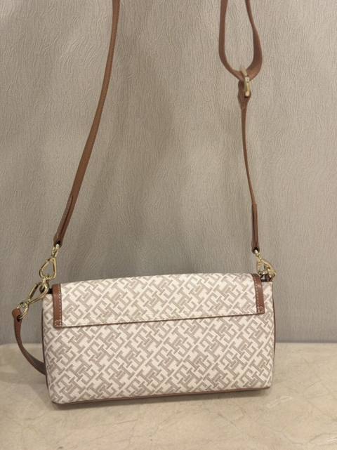 Tommy Hilfiger çiyin/çapraz çanta - Rəng: bej tonlarında monoqram — Баку