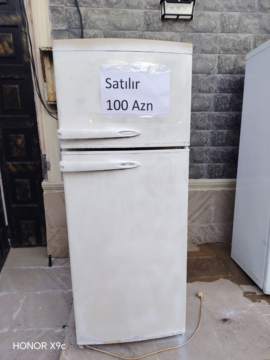 Xaladelnik satilir islek veziyyetde asagi yeride var