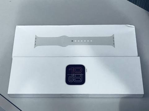 Apple Watch SE 3 40 mm ağıllı saat təqdim olunur. Model starlight — საქონელი