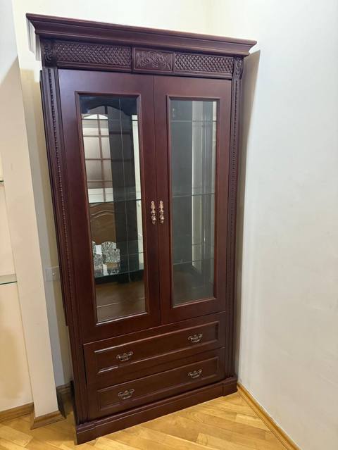Klassik üslubda vitrin şkaf 2eded 1ededi 100 azn — 100 ₼ · Bakı · Vitrini Klassik üslubda vitrin şkaf 2eded 1ededi 100 azn — Bakı
