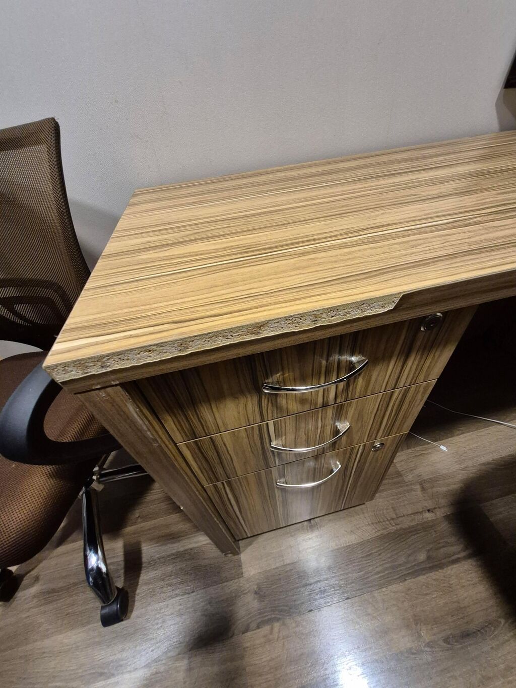 Ofis iş masası – ağac teksturası ilə - Material: laminat/LDSP səth — Ofis mebeli, Bakı (3)