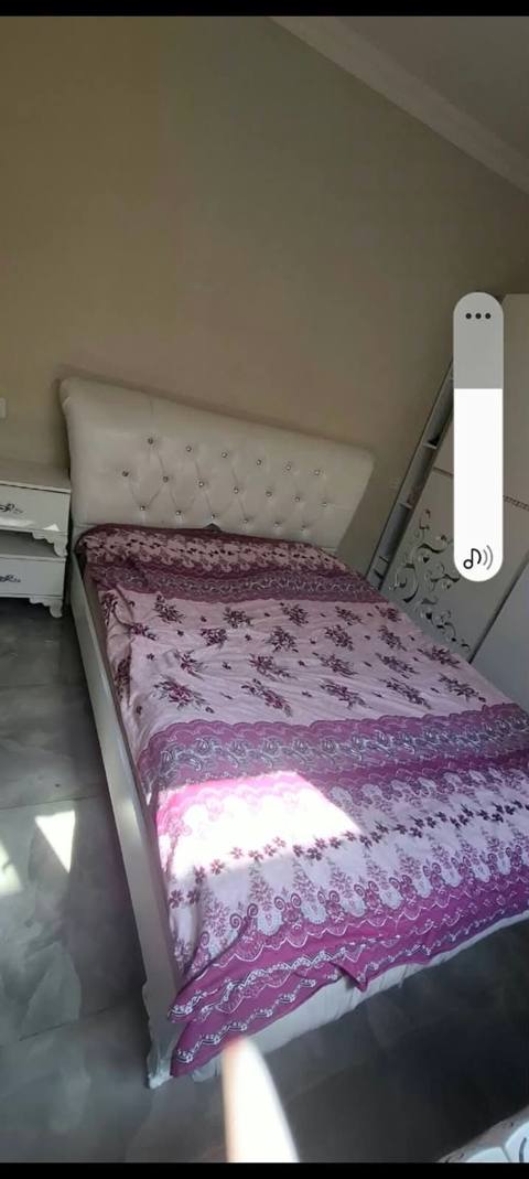 Taxt, tumbalar ve matras birlikde 130azn. Unvan Bine. *N17 — Сарай