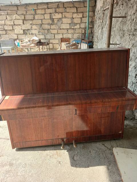 Qəhvəyi rəngli, klassik dizaynlı upright piano. Taxta korpuslu — 300 ₼ · Ganja · Pianino və digər klaviş alətləri Qəhvəyi rəngli, klassik dizaynlı upright piano. Taxta korpuslu — Ganja