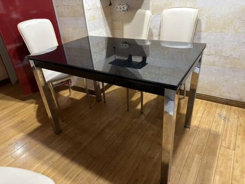 Şüşə masa və 4 ədəd stul dəsti - Masa: parlaq qara şüşə üstlük, xırda — Goods