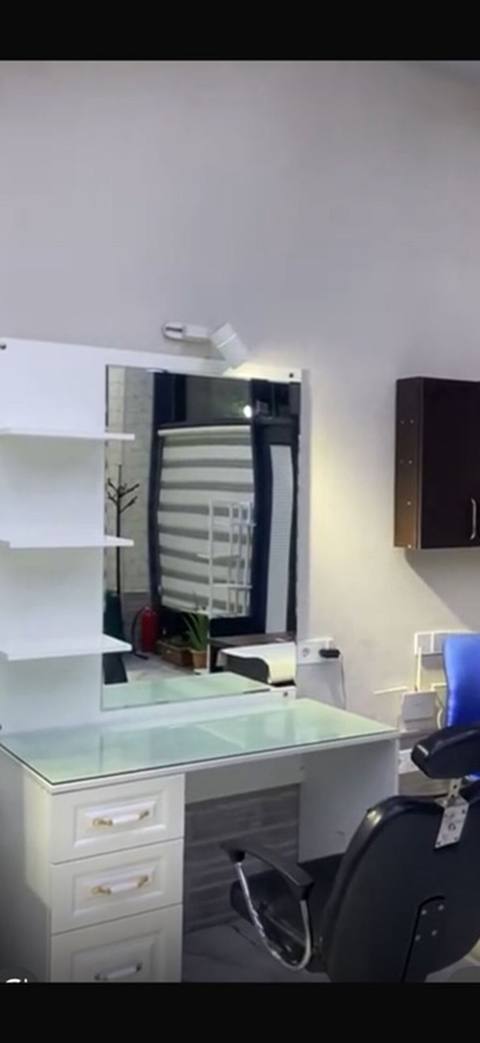 Gözəllik salonu üçün peşəkar vizaj/berber masası və güzgü dəsti - Ağ — 99 ₼ · Baku · Salon mebeli Gözəllik salonu üçün peşəkar vizaj/berber masası və güzgü dəsti - Ağ — Baku