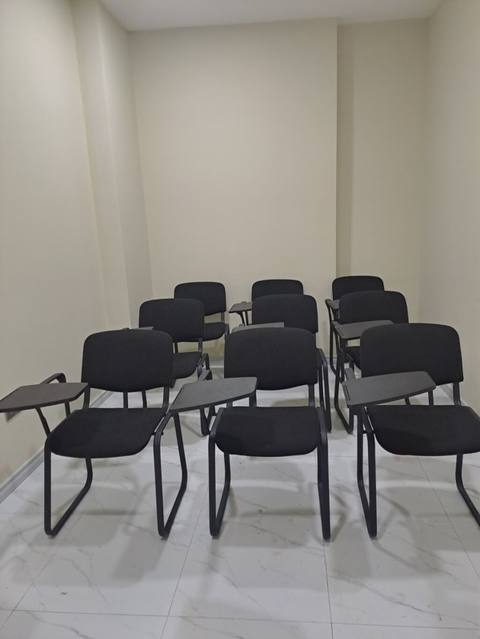 Tədris və seminar üçün nəzərdə tutulmuş stolçalı oturacaqlar — Мебель