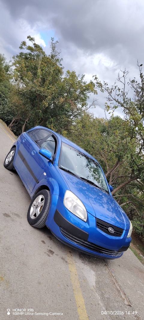 Kia Rio, mavi rəng, hetçbek kuzov. Texniki xüsusiyyətlər və təchizat — Баку