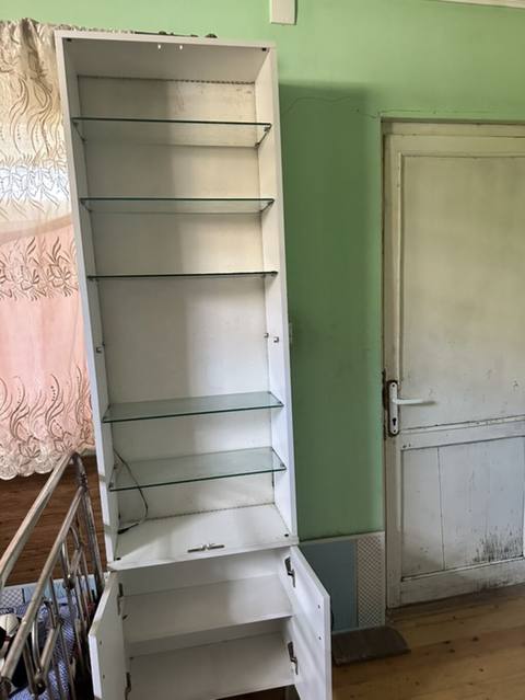 Ağ rəngli vitrin-dolap - Üst hissə: şüşə rəflərlə açıq vitrin — 150 ₼ · Şirvan · Vitrini Ağ rəngli vitrin-dolap - Üst hissə: şüşə rəflərlə açıq vitrin — Şirvan