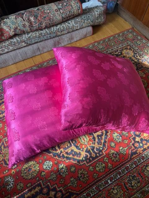 Parlaq çəhrayı rəngdə 2 ədəd yastıq Heç istifade olunmayib təptəzədir — 20 ₼ · Ganja · Yastıqlar Parlaq çəhrayı rəngdə 2 ədəd yastıq Heç istifade olunmayib təptəzədir — Ganja