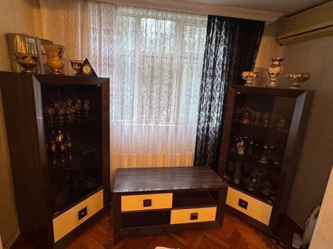 Qonaq otağı üçün mebel dəsti - Tərkib: 2 vitrinalı şkaf + TV stendi — შესანახი ავეჯი