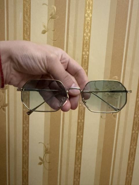 Vintage üslublu gün eynəyi - Çərçivə: nazik metal, qızılı ton, düz — 5 ₼ · Baku · Eynəklər və aksesuarları Vintage üslublu gün eynəyi - Çərçivə: nazik metal, qızılı ton, düz — Baku