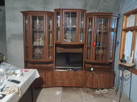 Qonaq otağı üçün klassik üslubda mebel dəsti təqdim olunur. Dəst tünd — Сақтауға арналған жиһаз
