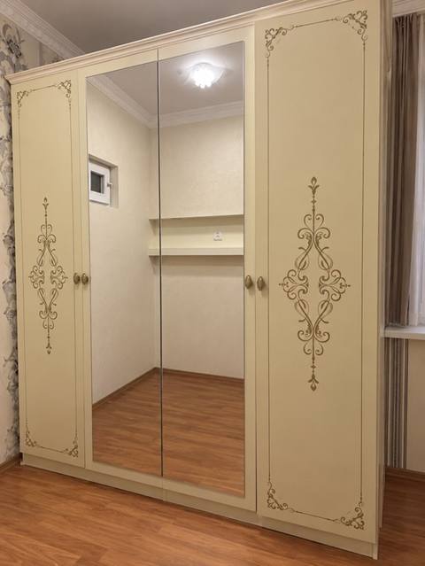 Dörd qapılı paltar şkafı - Korpus rəngi: krem - Ön hissə: iki mərkəzi — 500 ₼ · Baku · Şkaflar Dörd qapılı paltar şkafı - Korpus rəngi: krem - Ön hissə: iki mərkəzi — Baku