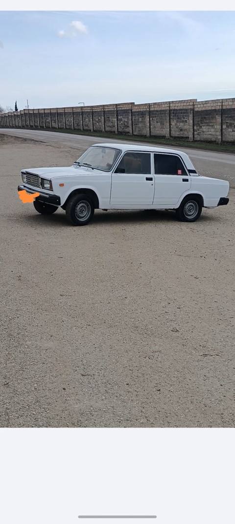 Satılır klassik VAZ 2107 sedan. Avtomobil ağ rəngdədir və 4 qapılı — Баку