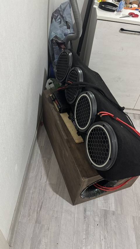 Avtomobil üçün güclü audio sistem komplekti. Şəkillərdə taxta korpusda — ავტო