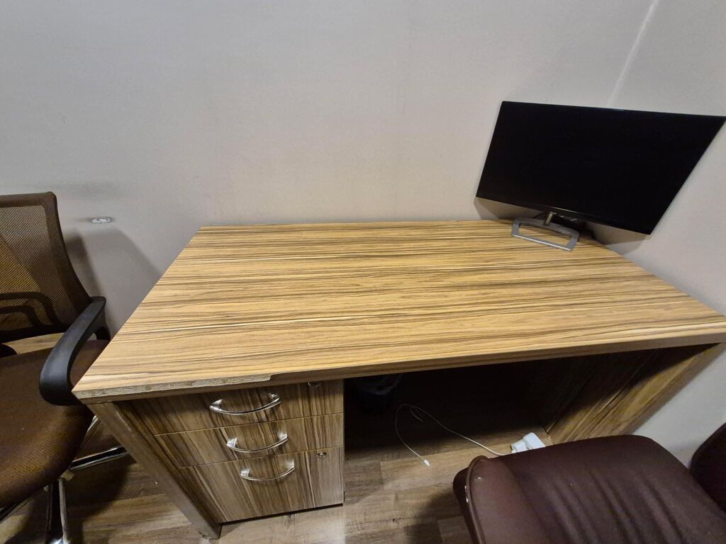 Ofis iş masası – ağac teksturası ilə - Material: laminat/LDSP səth — Ofis mebeli, Bakı