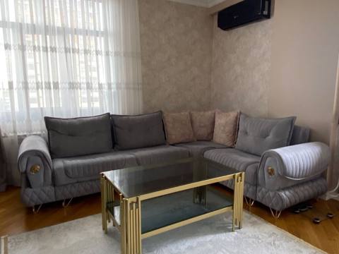 Uqlavoy divan. 440azn. ideal veziyyetde. Jurnalni masa ise 150azn — Эмерек