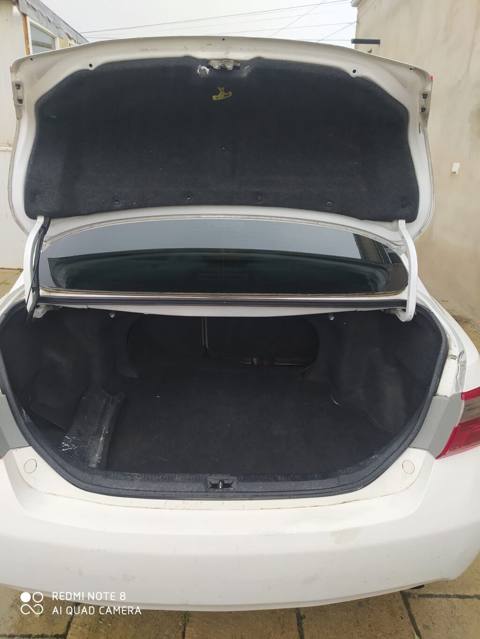 Toyota Camry sedan – ağ rəng, geniş və rahat salon. Xüsusiyyətlər — Баку
