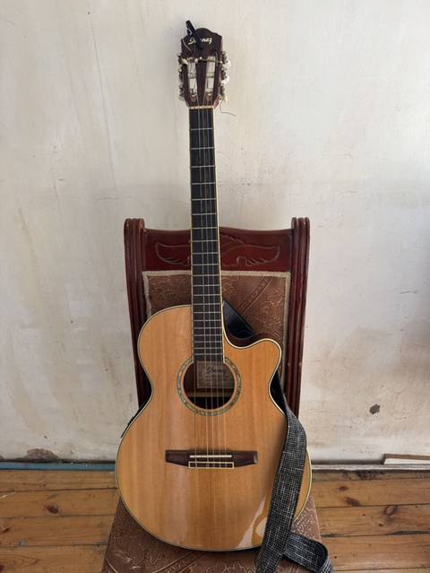 Ibanez elektro-klassik gitara Mikrafon çexol şunur kapo kemer hediyye — 285 ₼ · Baku · Gitarlar və digər simli alətlər Ibanez elektro-klassik gitara Mikrafon çexol şunur kapo kemer hediyye — Baku