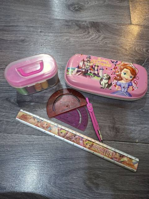 Məktəb ləvazimatları komplekti - Princess temalı sərt qapaqlı penal — 6 ₼ · Дигях · Ofis malları Məktəb ləvazimatları komplekti - Princess temalı sərt qapaqlı penal — Дигях
