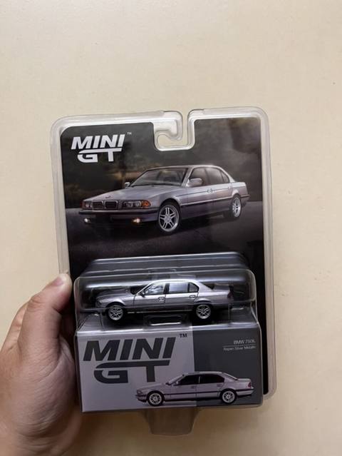 Mini GT die-cast model avtomobil – BMW 750iL (E38) isteyene etrafli — Baku