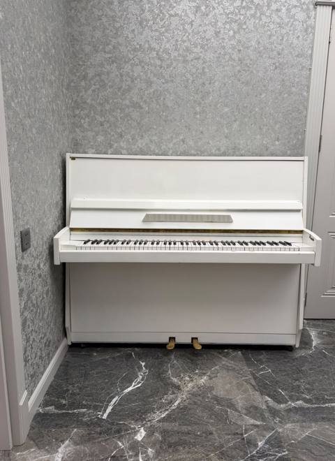 Ağ rəngli akustik up-right piano Xüsusiyyətlər: - 88 klavişli tam — Bakı