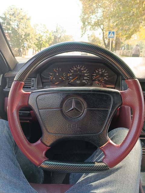 Mercedes-Benz sükan çexolu – dəri və karbon naxışlı dəyərinnən aşağı — Астара