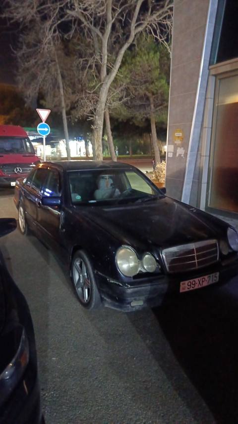 Mercedes-Benz E-Class (W210) sedan - Korpus: 4 qapılı sedan, tünd göy — Barda