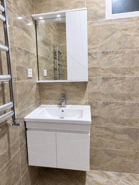 Hamam üçün divara montaj olunan lavabo dolabı və güzgülü şkaf dəsti — Mebel