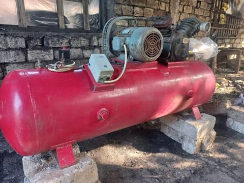 Sənaye tipli hava kompressoru - Güclü elektrik mühərriki və iki — Khachmaz