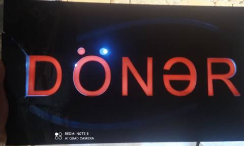 Dönər işıqlandırılan reklam lövhəsi - Ön tərəfdə iri “Dönər” yazısı — Pervane