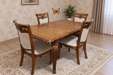 Masa desti 250m satilir Olcu 145x90. Acilanda 2 olur. 4 stul daxil — Mebel