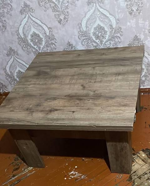 Jurnal masası, İşlənmiş, Kvadrat masa — Vasiteci Sekine Xanim — Mebel