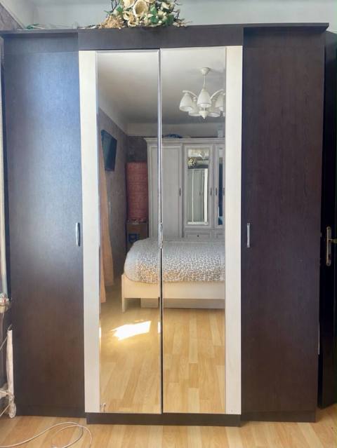 Yaxşı vəziyyətdə 4 qapılı güzgülü şkaf + 2 tumba Səliqəli — 140 ₼ · Баку · Şkaflar Yaxşı vəziyyətdə 4 qapılı güzgülü şkaf + 2 tumba Səliqəli — Баку