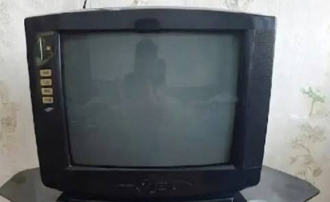 Köhnə tip katod lampalı televizor (CRT), qara korpuslu, təxminən 20–21 — Баку