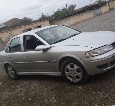 Opel Vectra: 1.8 l 1999 il Sedan — Salyan