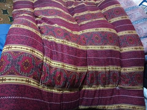Qalın yorğan – naxışlı, bordo və qızılı tonlarda - Material: üst — 45 ₼ · Bakı · Yorğanlar Qalın yorğan – naxışlı, bordo və qızılı tonlarda - Material: üst — Bakı