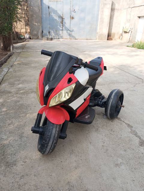 Uşaq elektrikli üçtəkərli motosiklet - Dizayn: Qırmızı-ağ-qara rəng — Баку
