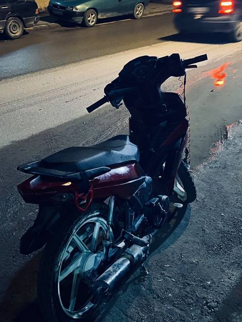 Sport üslublu şəhər moped/motosiklet - Korpusu: qırmızı-qara plastik — Баку