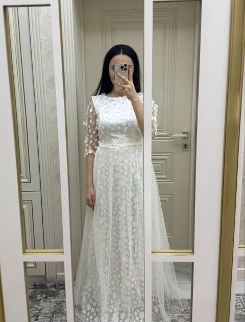 Ağ rəngli zərif uzun don - Model: A-kəsim, yerə qədər uzunluq — Aysel Musayeva