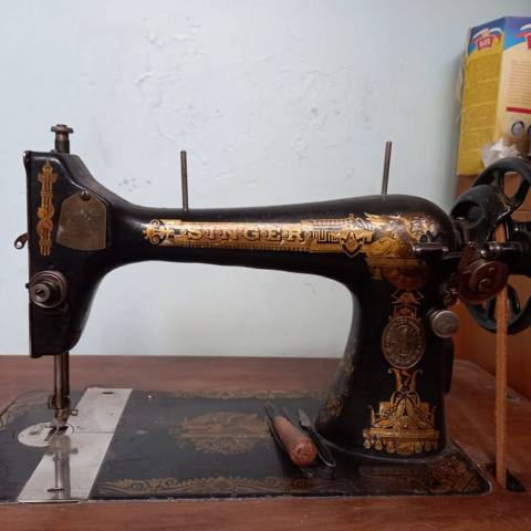 Klassik Singer ayaqla işləyən tikiş maşını və taxta masa-stendi — 140 ₼ · Баку · Digər Klassik Singer ayaqla işləyən tikiş maşını və taxta masa-stendi — Баку