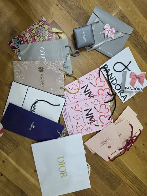 Brend hədiyyə paketləri və paket torbaları dəsti - Müxtəlif ölçülü və — 10 ₼ · Баку · Bayram dekoru və aksesuarları Brend hədiyyə paketləri və paket torbaları dəsti - Müxtəlif ölçülü və — Баку