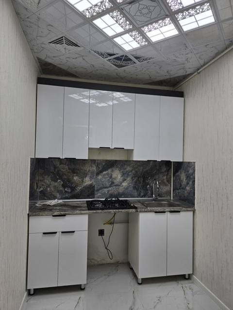 Ağ rəngli müasir mətbəx mebeli dəsti. Qaz pechi ve moyka daxil 550 AZN — Baku