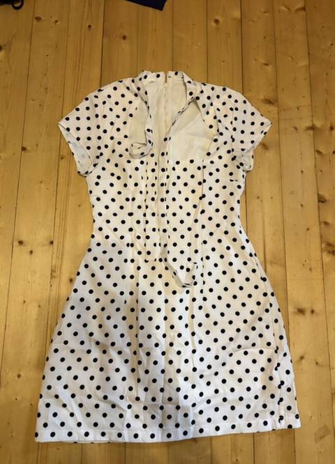Ağ rəngli, qara xallı (polka dot) qadın donu. - Qısaqollu, dizə yaxın — 10 ₼ · Digah · Gündəlik paltarlar Ağ rəngli, qara xallı (polka dot) qadın donu. - Qısaqollu, dizə yaxın — Digah