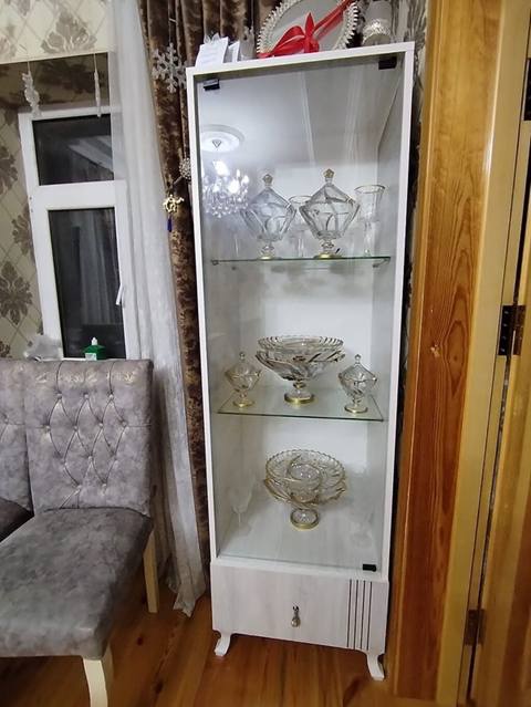 Şüşəli vitrin dolabı - Material: Laminat korpus, ön tərəf tam şüşə — Жиһаз